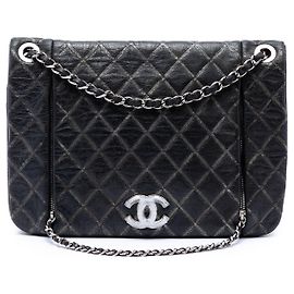 Borsa a tracolla Chanel in pelle d'agnello metallizzata effetto distressed, matelassé e chiusura CC in cristallo, nera