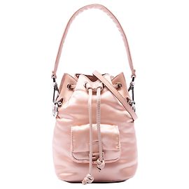 Borsa a secchiello Mini Mon Tresor Fendi in raso rosa
