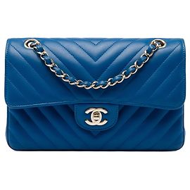Sac à épaule Chanel Small Classic Chevron en agneau à double rabat, Bleu