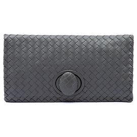 Clutch Bottega Veneta em Nappa Intrecciato cinza com fecho de torção