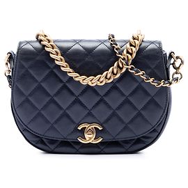 Borsa Satchel a Mezzaluna con Patta in Lambskin Matelassé Blu Chanel CC e Manico a Catena