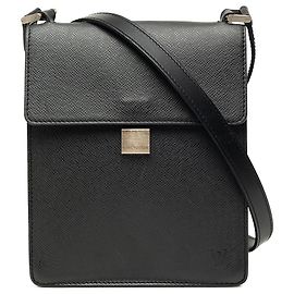 Louis Vuitton Taiga Pochette Kurgan Crossbody Bag Schwarz