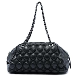 Borsa Bowling Chanel in pelle d'agnello matelassé bubble nera