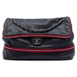 Borsa a tracolla espandibile Chanel in pelle di vitello traforata blu
