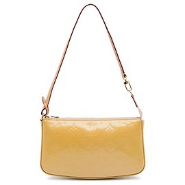 Bolso de hombro Louis Vuitton Monogram Vernis Pochette Accessoires Beige