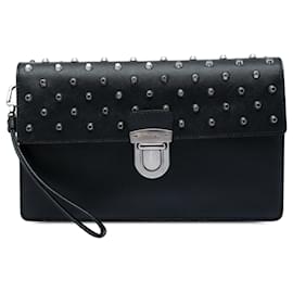 Clutch da polso Prada in Saffiano nero con borchie e chiusura push lock