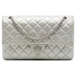 Bolso de hombro Chanel Reissue 2.55 Double Flap 226 de piel de becerro envejecida metalizada acolchada plateada