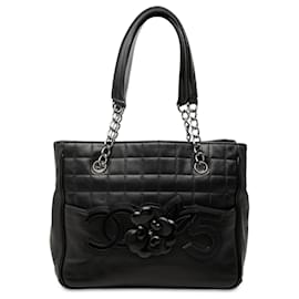 Tote Chanel CC Choco Bar in pelle d'agnello nera con Camélia No 5