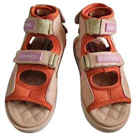 Chanel Plateausandalen aus gestepptem Leder und Wildleder