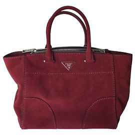 Prada Tasche aus bordeauxrotem Wildleder