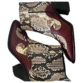 Autre Marque Botines Freelance Paris de cuero burdeos y estampado de serpiente