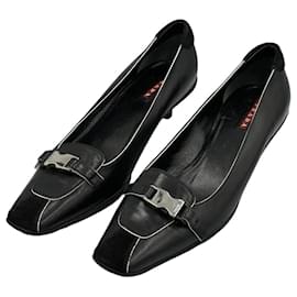 Prada Kitten Heels aus schwarzem Leder mit Schnalle