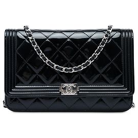 Chanel Portafoglio Boy Wallet on Chain in vernice matelassé nero