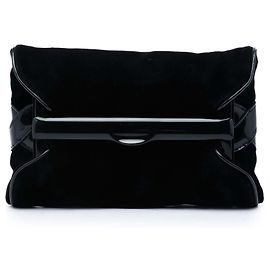 Clutch Bottega Veneta em veludo preto e verniz