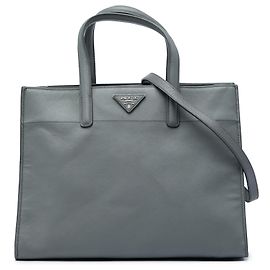 Prada Bolso Tote Triple Pocket en cuero Saffiano Soft Gris