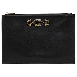 Pouch Zumi Gucci in pelle di vitello martellata nera
