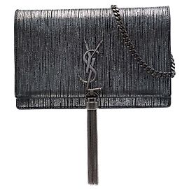Portafoglio con catena Saint Laurent Kate in camoscio metallizzato argento con monogramma e nappa