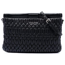 Clutch con chiusura a scatto Miu Miu in nappa matelassé nera con tracolla