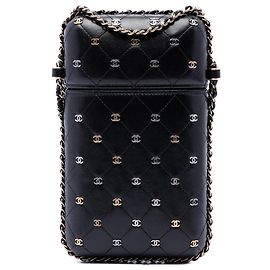Portacellulare con catena in pelle d'agnello matelassé e borchie CC nero Chanel