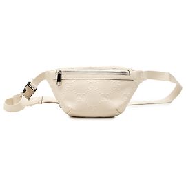 Borsetta cintura Gucci in pelle traforata bianca con logo GG in rilievo