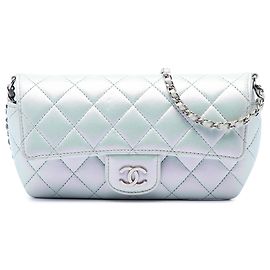 Chanel Blue CC gestepptes irisierendes Lammleder-Brillenetui mit Kette