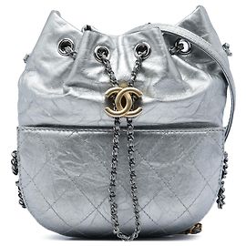 Borsa a secchiello Gabrielle Chanel in pelle di vitello invecchiata metallizzata matelassé piccola, argento