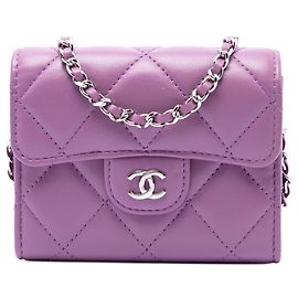 Porte-cartes à chaîne Chanel en agneau matelassé violet avec logo CC