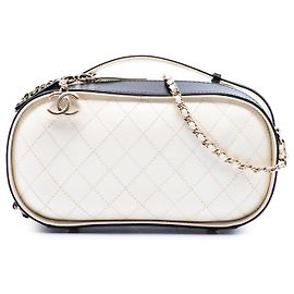 Necessaire Chanel White CC Quilted Crumpled Calfskin Vanity Case