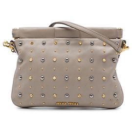 Clutch con struttura Miu Miu in nappa grigia borchiata con tracolla