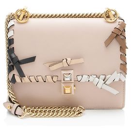 Borsa a tracolla Kan I Small in pelle di vitello con fiocco e borchie Fendi