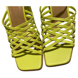 Autre Marque Freelance Sandali con tacco largo in pelle intrecciata giallo neon