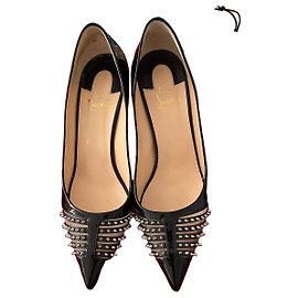 Christian Louboutin Pumps aus schwarzem Lackleder mit Nieten