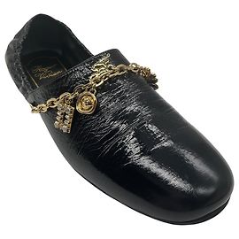 Bailarinas Roger Vivier de piel charolada arrugada negra con cadena adornada con dije dorado