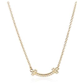 Colgante Tiffany T Smile Mini Model en oro amarillo y diamantes Tiffany & Co.