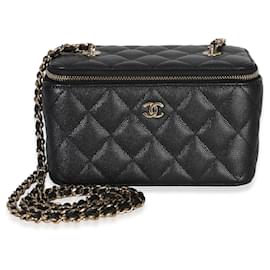 Piccolo beauty case Chanel in pelle caviar matelassé nera con catena
