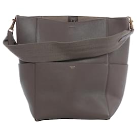 Céline Celine Sangle Bucket Schultertasche aus Leder in Grau