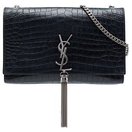 Saint Laurent Kate Tassel Crossbody Medium aus Krokoprägeleder in Schwarz mit Monogramm