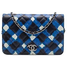 Borsa crossbody Chanel Airline in pelle d'agnello matelassé nera, wallet on chain