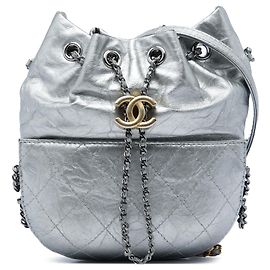 Silberne Chanel Gabrielle Small Bucket Bag aus metallischem, gestepptem, gealtertem Kalbsleder