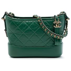 Grüne Chanel Gabrielle Crossbody Small aus gealtertem Kalbsleder