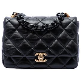Borsa a tracolla Chanel Small Quilted in pelle d'agnello nera con catena laccata