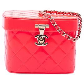Mini mala vanity Chanel CC acolchoada em couro patente rosa