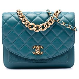 Bolso Chanel Small Quilted de piel de becerro y caviar azul con asa de cadena y solapa