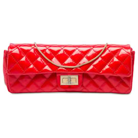 Clutch Chanel Reissue 2.55 East West in vernice matelassé rossa con tracolla a catena