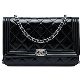 Borsa crossbody Chanel Boy Wallet on Chain in vernice matelassé nera