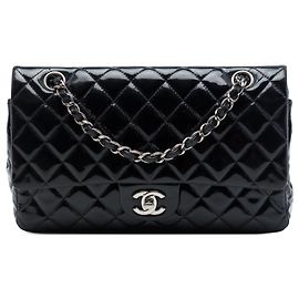 Borsa a tracolla Chanel Medium Classic Double Flap in vernice nera
