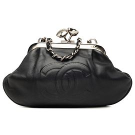 Clutch da sera Chanel CC in pelle di agnello nera con chiusura a bacio e catena