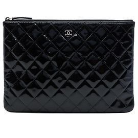Clutch Chanel Medium Quilted Patent O Case Nera