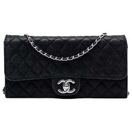 Borsa a tracolla East West con patta in tessuto iridescente matelassé Chanel CC nera