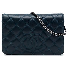 Borsa a tracolla Chanel Wallet on Chain in vitello matelassé blu con CC cucito